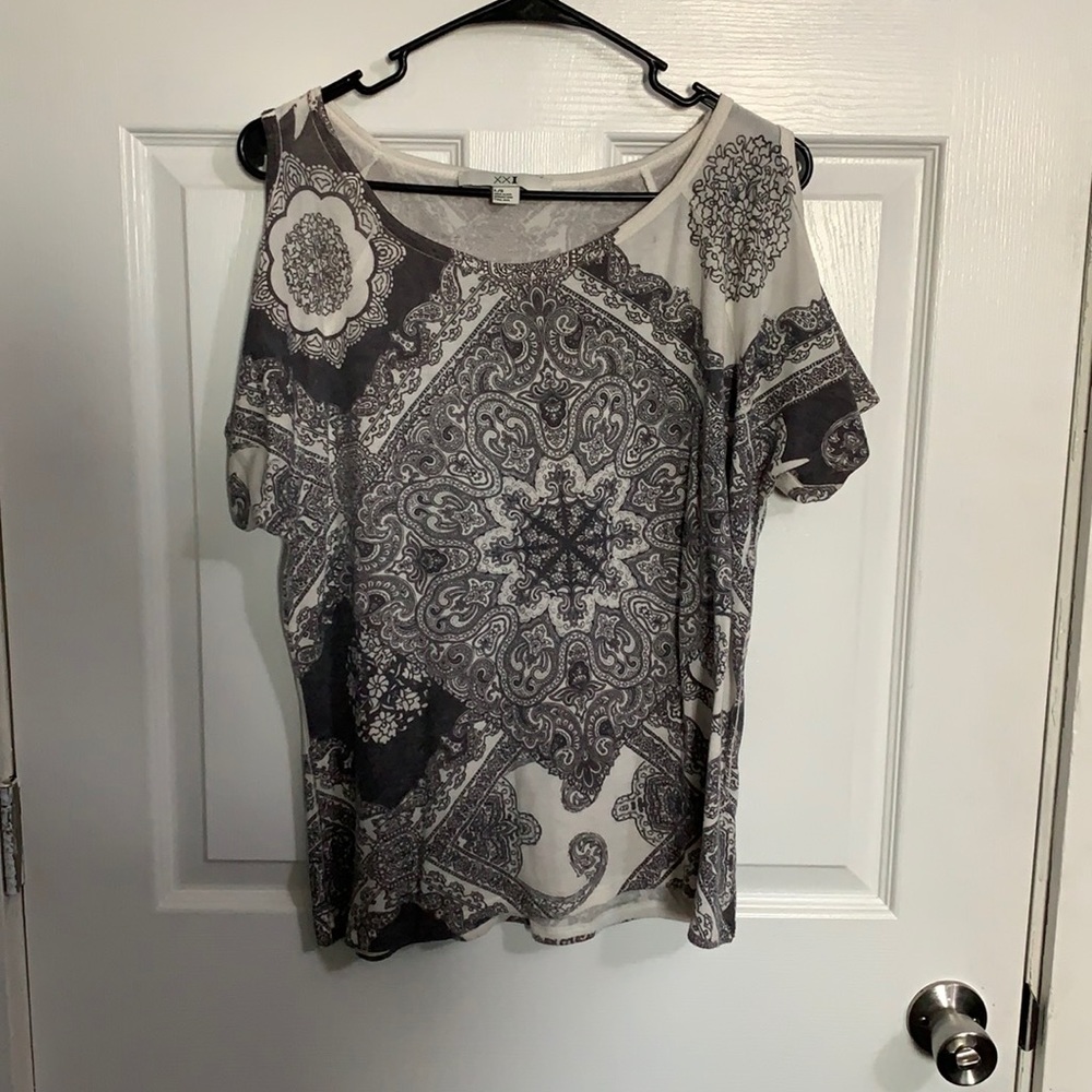 XXI Cut Out Sleeve Shirt. Size Large